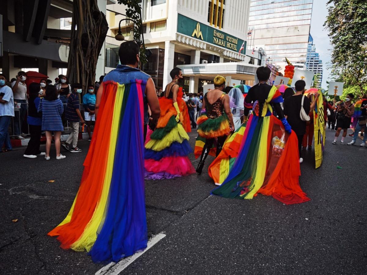 สุดคึกคัก ขบวนพาเหรด Bangkok Naruemit Pride 2022 สีลมแน่นขนัด