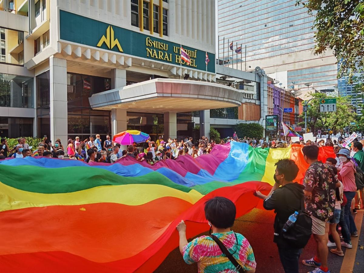 สุดคึกคัก ขบวนพาเหรด Bangkok Naruemit Pride 2022 สีลมแน่นขนัด