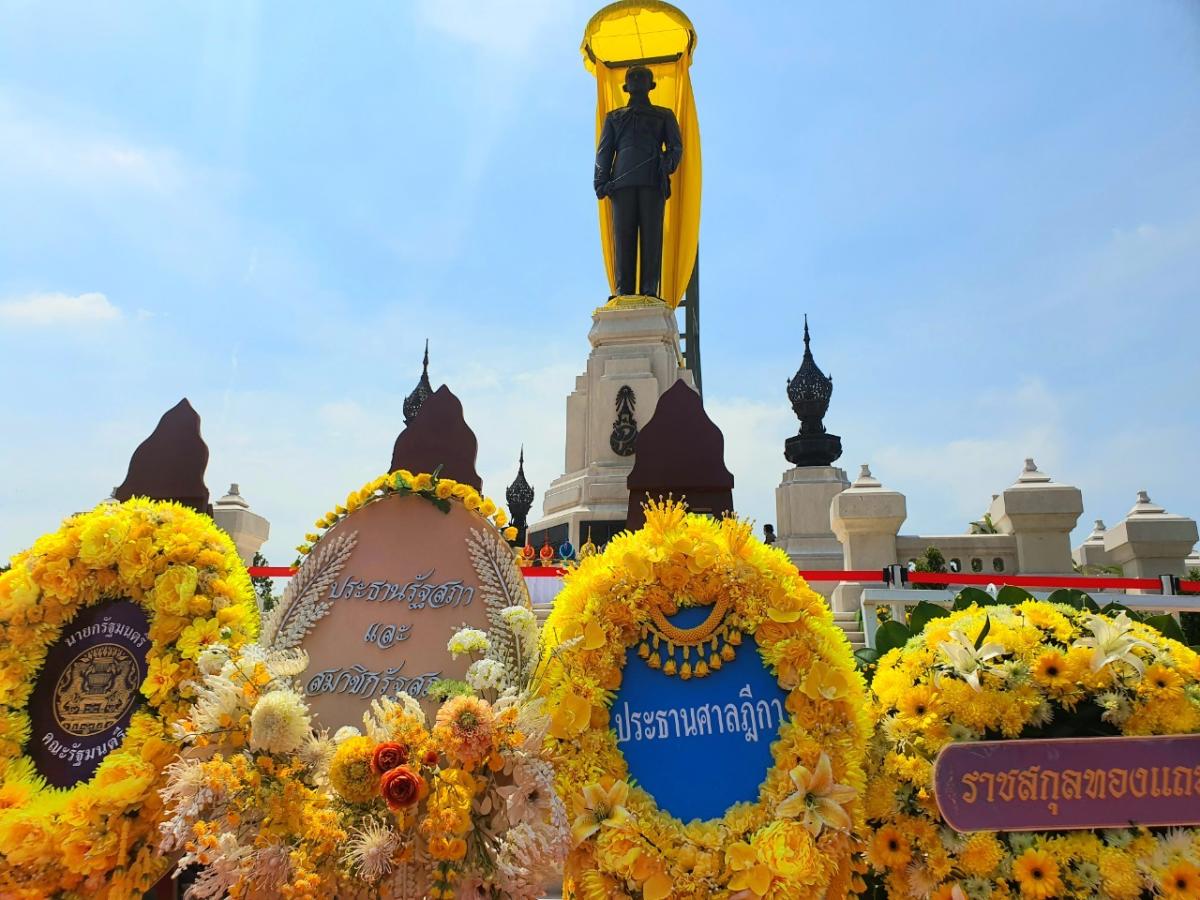 พระบรมราชานุสาวรีย์ รัชกาลที่ 9 แห่งอุทยานเฉลิมพระเกียรติฯ