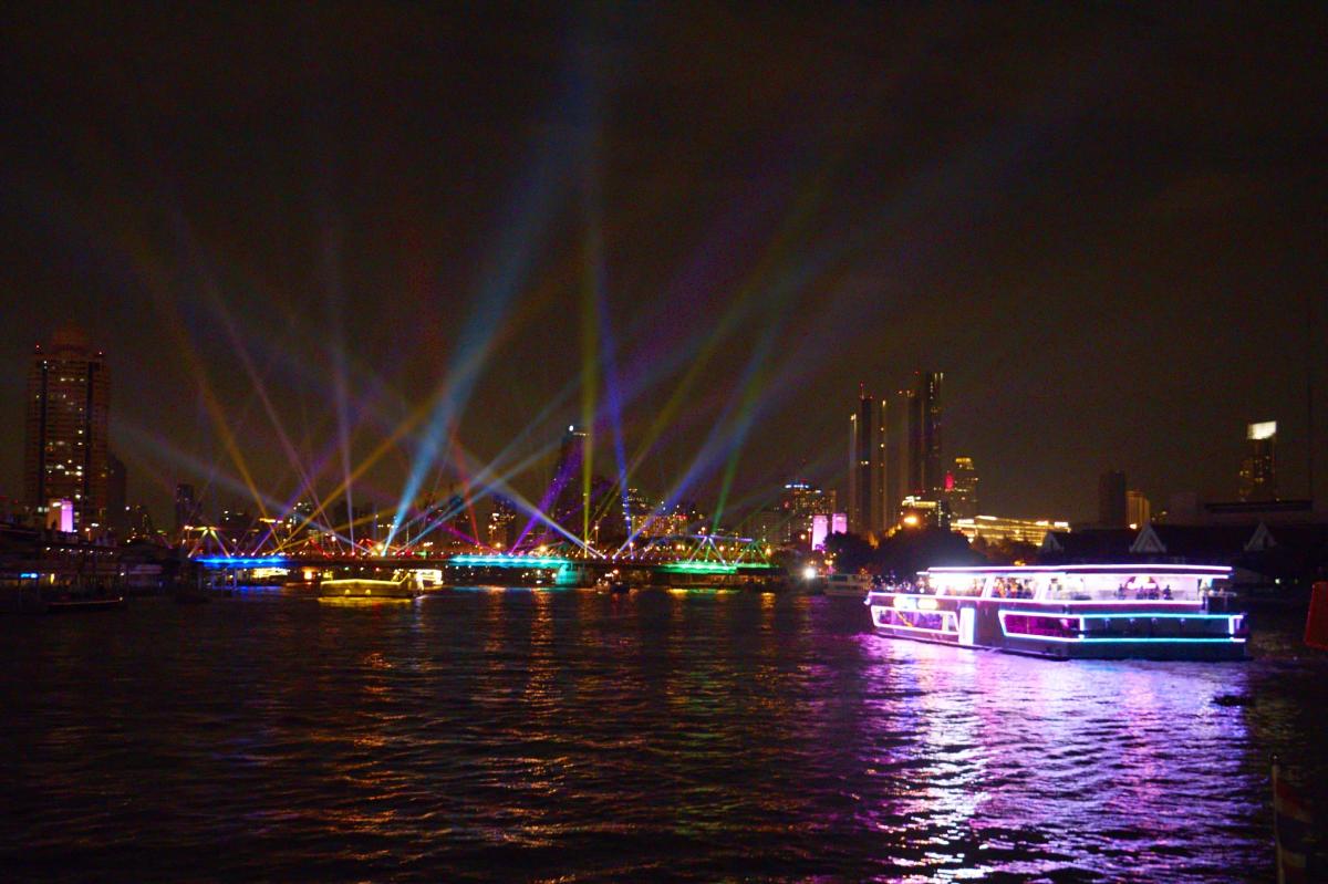 นั่งเรือล่องเจ้าพระยาชมกิจกรรมแสงสี “VIJIT CHAO PHRAYA”